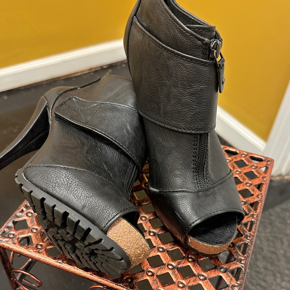 🖤 Vera Wang Black Heeled Boot! 🖤 Size 9.5! Best Offer Accepted! - Picture 2 of 5
